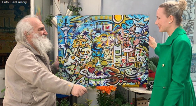 Der in Düsseldorf lebende französische Maler Christophe-Emmanuel Bouchet bei der Überreichung seines Werkes "Verrückte Liebe Düsseldorf" an Jeannine Halene. Foto: FanFactory